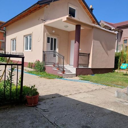 Sara Apartments Плав Екстериор снимка