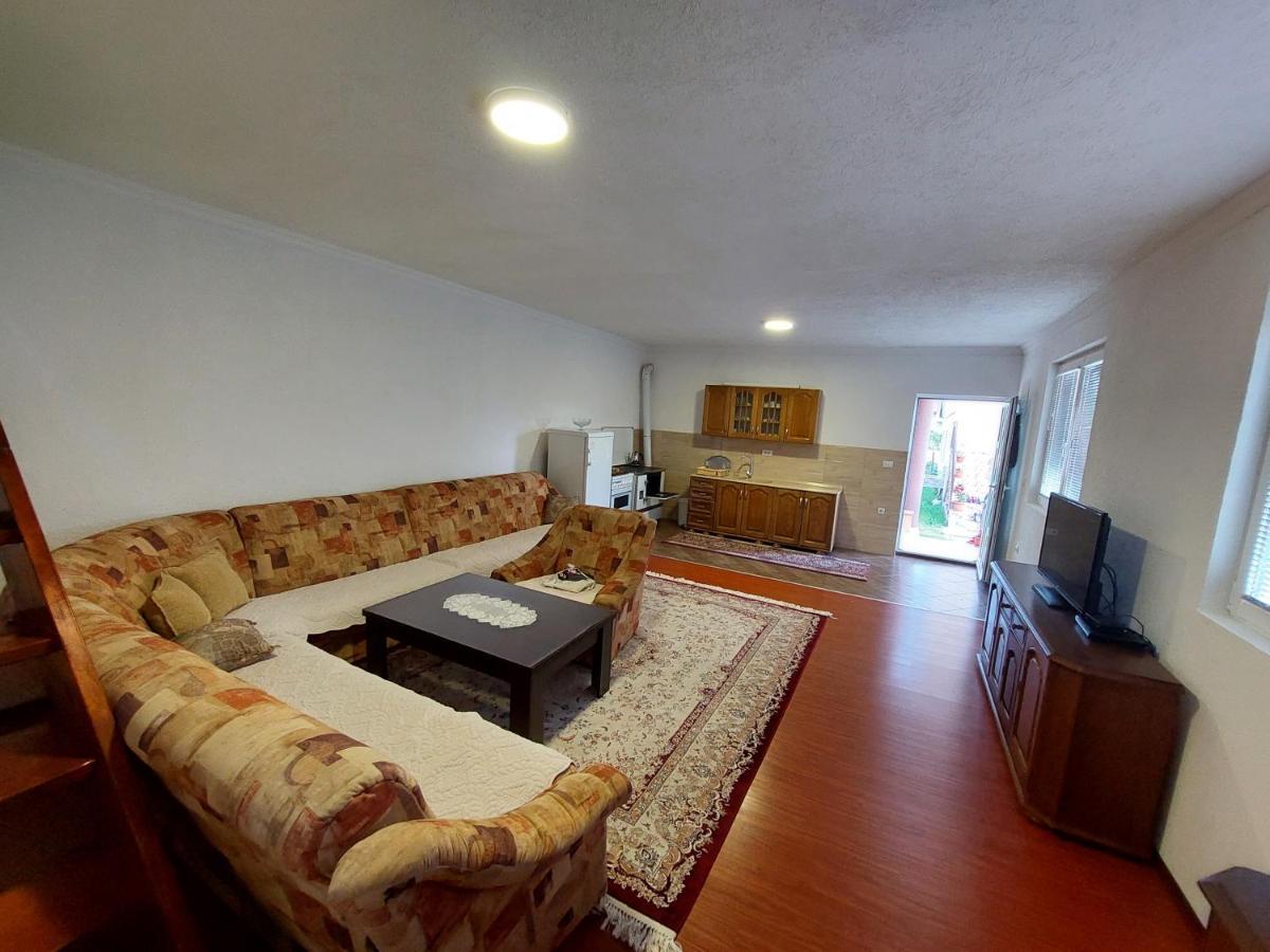 Sara Apartments Плав Екстериор снимка