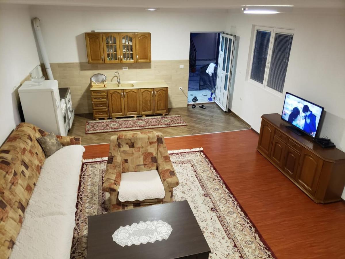 Sara Apartments Плав Екстериор снимка