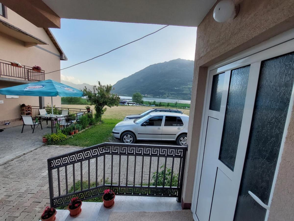 Sara Apartments Плав Екстериор снимка
