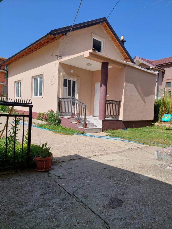 Sara Apartments Плав Екстериор снимка